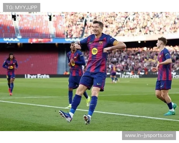 莱万多夫斯基再度破门助力巴萨力克对手继续稳居西甲积分榜前列